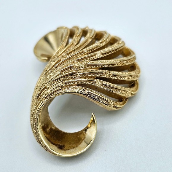 Crown Trifari Brooch Textured Goldtone Feathered Swirl Estate Pin Vintage - Picture 4 of 8